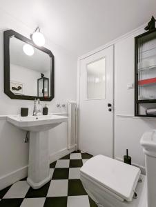 Chessboard styled 2BD apt next to Acropolis&Metro