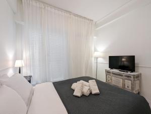 Chessboard styled 2BD apt next to Acropolis&Metro