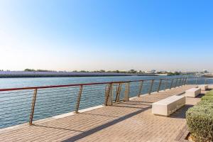 Prime Location 2BR Apartment with Pool & Dining Nearby