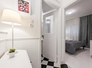 Chessboard styled 2BD apt next to Acropolis&Metro