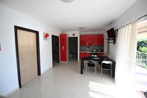 Villa Pizzo Beach Club - FREE Pool & Private Beach Perfect for Families