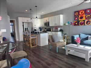 Luxury 2BR Gated Community Pets Parking