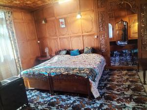 Houseboat sea lord