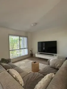 3BR family home, townhouse with free community pool and tennis court access - Schofields