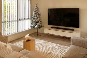 3BR family home, townhouse with free community pool and tennis court access