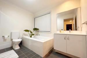 3BR family home, townhouse with free community pool and tennis court access