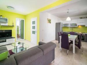 Sunny Holiday Home With Pool