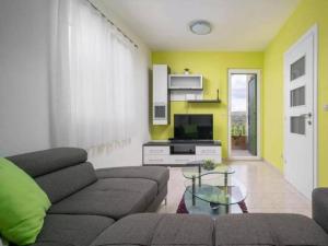 Sunny Holiday Home With Pool