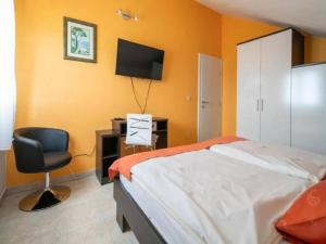 Sunny Holiday Home With Pool