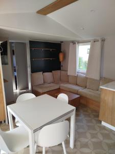 Campings MHVACANCES LOUENT PLUSIEURS MOBILHOMES DANS CAMPING 4 ETOILES PROCHE CHATEAUX et ZOO BEAUVAL : photos des chambres