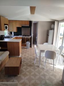 Campings MHVACANCES LOUENT PLUSIEURS MOBILHOMES DANS CAMPING 4 ETOILES PROCHE CHATEAUX et ZOO BEAUVAL : photos des chambres