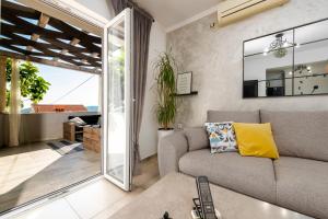 Villa Nedia - 2 Apartments with Private Pool & Sea View