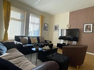 LuxeStay Rooms - Double Room close to Old Trafford, City Centre - Urmston