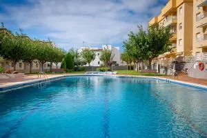 AT040 Casa con piscina comunitaria a 10 min de la playa natural Els Muntanyans - Торредембарра