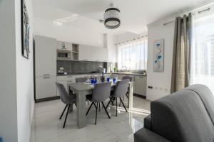 Sliema A26 - 5 mins walk to Valletta Ferry - Shopping Mall and Bay by QuickTrips