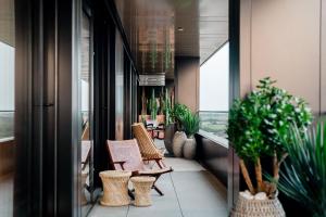 SKY21 LUX Stay with Pool, Gym, Spa & City Views