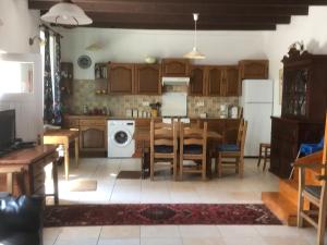 Maisons de vacances Farmyard at Kerespars, 3 Houses, Sleeps 30 with pool : photos des chambres