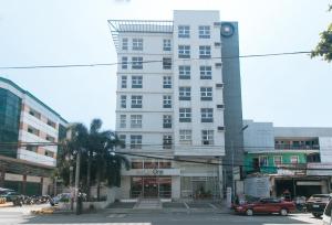 RedDoorz at LuxeLite Suites Makati