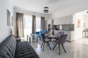 Sliema A25 - 5 mins walk to Valletta Ferry - Shopping Mall and Bay by QuickTrips