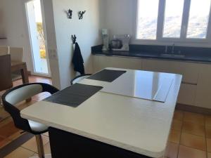 Maisons de vacances Maison charmante a Aspremont avec piscine privative : photos des chambres