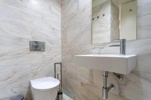 Vintage 1-Bedroom Oasis Center