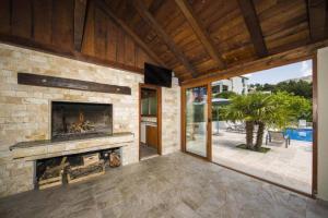 Holiday Home With Seven Bedrooms and Pool