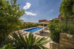 Holiday Home With Seven Bedrooms and Pool