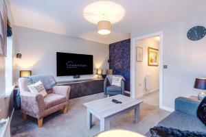 3Bed Semi Detached Home, 2 Living Rooms, Free Parking, Fully Equipped, Available For Long Stays