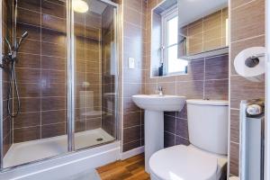 3Bed Semi Detached Home, 2 Living Rooms, Free Parking, Fully Equipped, Available For Long Stays