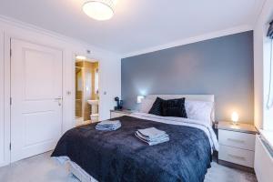 3Bed Semi Detached Home, 2 Living Rooms, Free Parking, Fully Equipped, Available For Long Stays