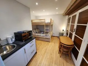 The Nightly Stay - Studio Cabin - 吉尔福德