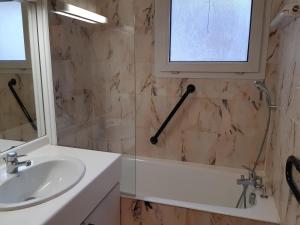 Appartements Studio 4 pers, balcon, parking couvert, centre Brides-les-Bains, proche thermes et telecabines - FR-1-512-237 : photos des chambres