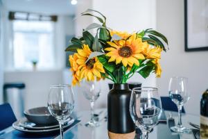 NEW! Stunning City Centre 2-bed apartment in Liverpool by 53 Degrees Property, Ideal for Small Groups, Sleeps 6!