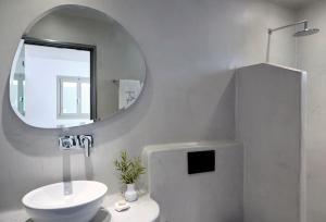 Grand Elegant Suite Open Plan with Sea View - Top Floor room in Kalisti Hotel & Suites