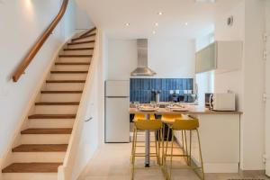 Maison 2 chambres avec petite cour, proche métro