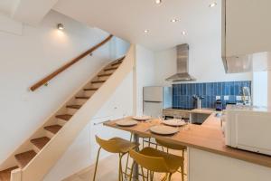 Maison 2 chambres avec petite cour, proche métro