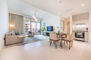 Dubai Harbour & Sea Views 1 BR Near Key Landmarks, Marina Vista T1, Emaar Beachfront by Deluxe Holiday Homes