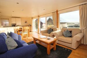 ON-SITE WATERSPORTS family lodge