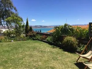 Jacaranda Lodge - Napier Hill Holiday Home - Tangoio