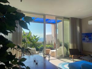 3-bedroom beach villa with a pool and jacuzzi in Green Coast Palase