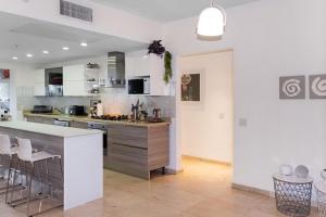 Modern Ground Level, 4 BR condo - Ubytování bez kategorie ve městě Palm-Eagle Beach