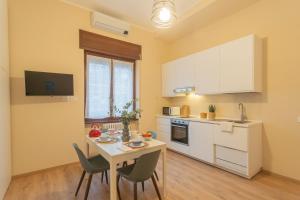 Simar Apartments nearby Como S G Train Station by RentComo
