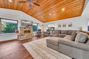 Tahoe Retreat with Decks and Separate Studio - 4hvězdičkové hotely ve městě Tahoe Vista