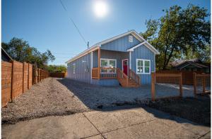 Stylish 3BR2BA Urban Retreat Near Lively Downtown