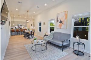 Stylish 3BR2BA Urban Retreat Near Lively Downtown