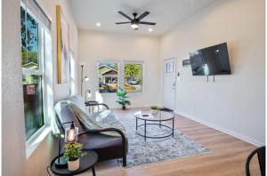 Stylish 3BR2BA Urban Retreat Near Lively Downtown