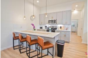 Stylish 3BR2BA Urban Retreat Near Lively Downtown