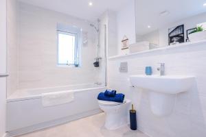 Stunning 3 Story Home, 3 x King Size Beds, Pool Table, Free Parking x2, Ping Pong