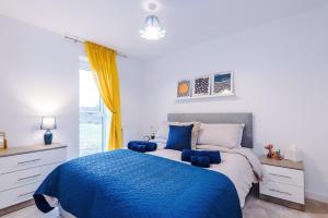 Stunning 3 Story Home, 3 x King Size Beds, Pool Table, Free Parking x2, Ping Pong