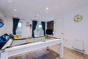 Stunning 3 Story Home, 3 x King Size Beds, Pool Table, Free Parking x2, Ping Pong - 索尔福德